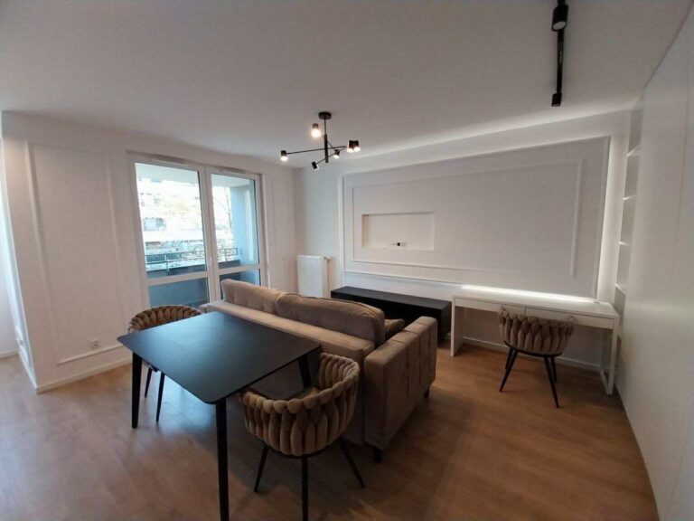 Kompleksowe Remonty Kraków SKR-Smart – otwarta przestrzeń dzienna z aneksem kuchennym.