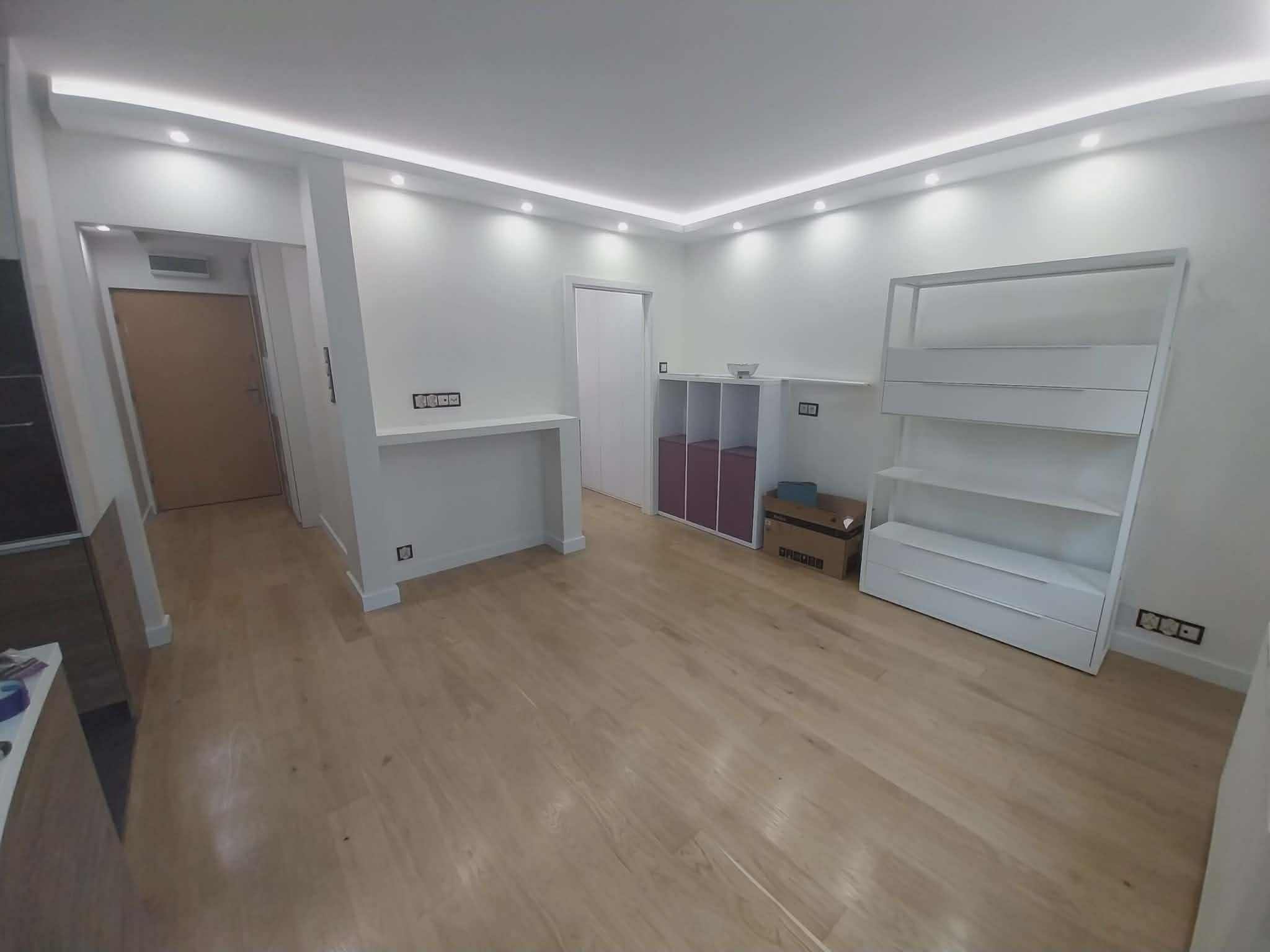 Przytulne Remonty Kraków SKR-Smart – aranżacja sypialni z panelami ściennymi.