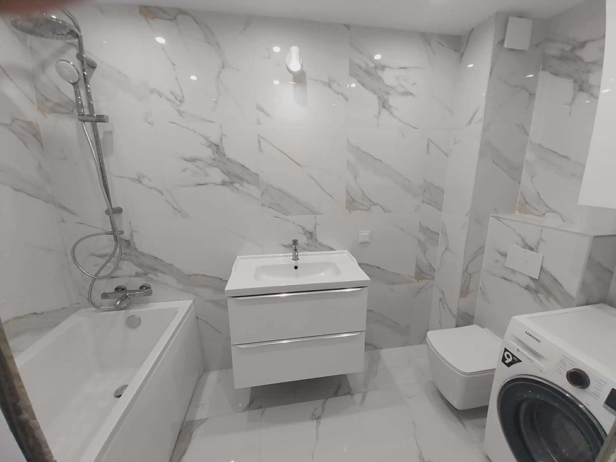 Eleganckie Remonty Kraków SKR-Smart – luksusowe wykończenie łazienki w marmurze.